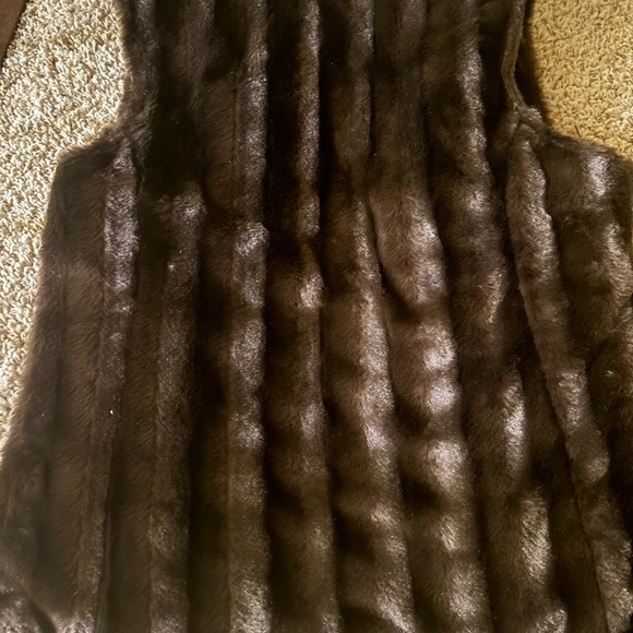Faux fur vest and boots - Picture 5 of 5